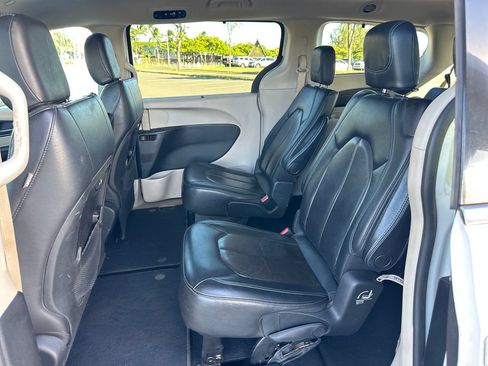 Used 2021 Chrysler Pacifica Touring-L FWD image 19
