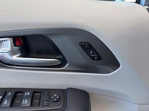 Used 2023 Chrysler Pacifica Touring-L FWD image 24