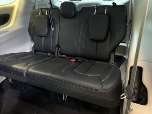 Used 2022 Chrysler Pacifica Touring-L w/ Uconnect Theater Family Group AWD/4WD image 45
