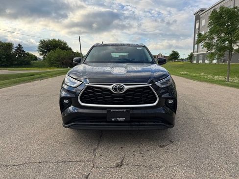 Used 2023 Toyota Highlander XLE AWD/4WD image 13