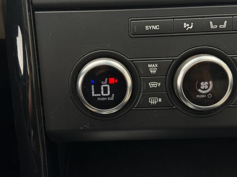 Used 2019 Land Rover Discovery SE AWD/4WD image 10