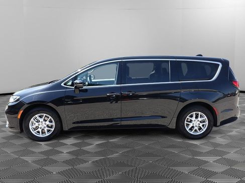 Used 2024 Chrysler Pacifica Touring-L FWD image 3