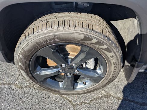 Certified 2024 Jeep Grand Cherokee L Limited w/ Luxury Tech Group II image 9