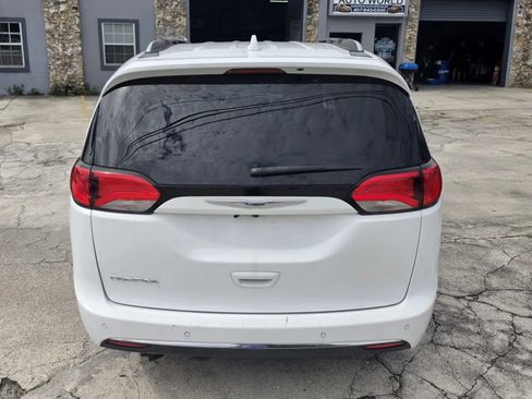 Used 2018 Chrysler Pacifica Touring-L w/ Advanced Safetytec Group FWD image 5