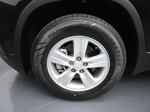 Used 2022 Chevrolet Trax LT w/ LT Convenience Package image 23