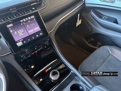 New 2025 Jeep Grand Cherokee L Laredo image 12