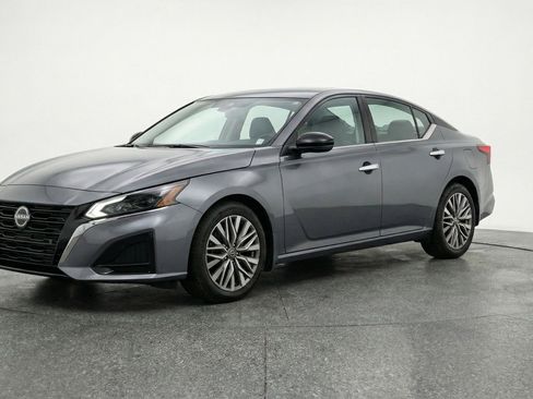 Used 2025 Nissan Altima 2.5 SV image 3