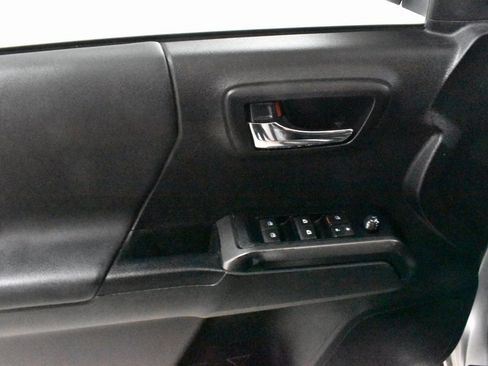 Used 2021 Toyota Tacoma TRD Off-Road w/ Technology Package image 17