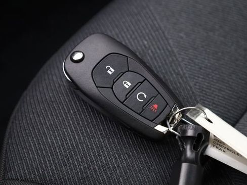 Used 2025 Chevrolet Trax RS w/ Sunroof Package image 27