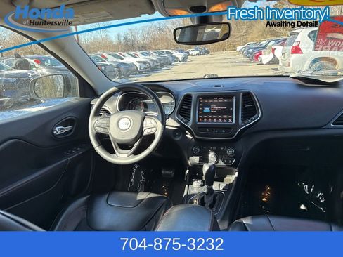 Used 2019 Jeep Cherokee Trailhawk w/ Cold Weather Group image 12