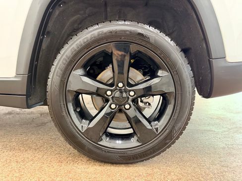 Used 2023 Jeep Grand Cherokee Altitude AWD/4WD image 23