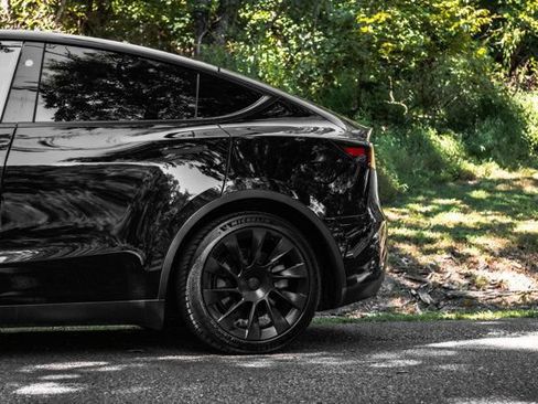Used 2023 Tesla Model Y AWD image 3