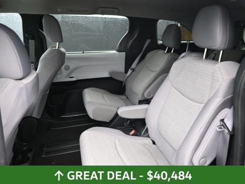 Used 2025 Toyota Sienna LE image 19
