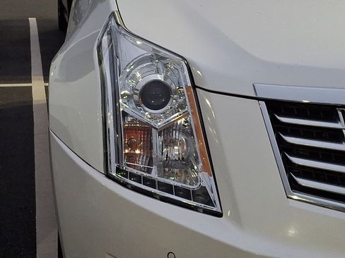 Used 2015 Cadillac SRX Luxury w/ Driver Awareness Package AWD/4WD image 9