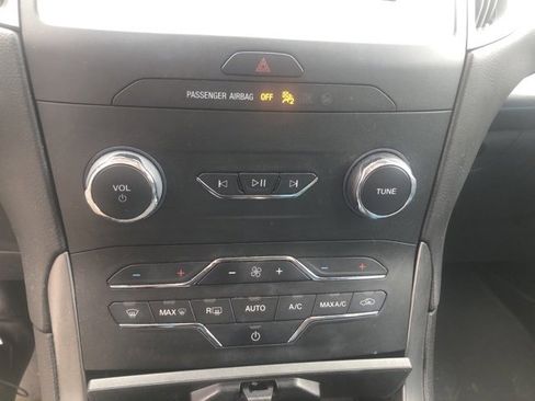 Used 2020 Ford Edge SE image 10