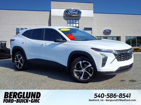 Used 2024 Chevrolet Trax RS w/ Driver Confidence Package image 1