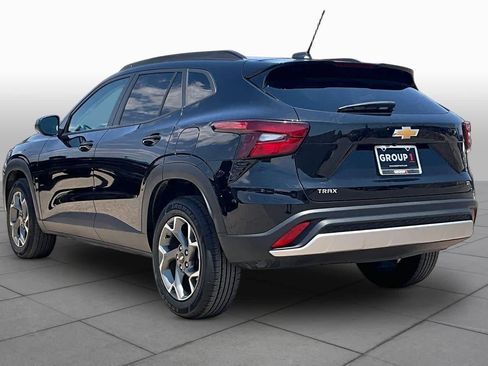 Used 2025 Chevrolet Trax LT FWD image 12