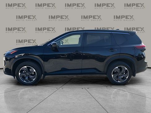 Used 2024 Nissan Rogue SV image 2