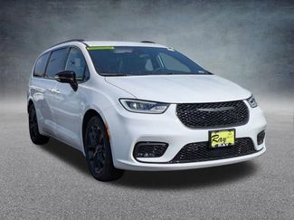 New 2026 Chrysler Pacifica Select w/ S Appearance Package FWD video 1