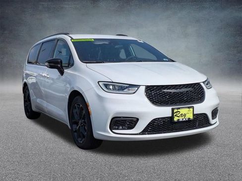 New 2026 Chrysler Pacifica Select w/ S Appearance Package FWD image 1
