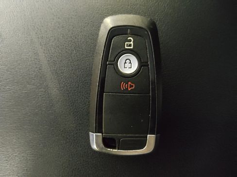 Used 2020 Ford Edge SE image 32