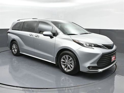 Used 2025 Toyota Sienna XLE FWD image 2