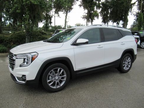 Used 2023 GMC Terrain SLT w/ Infotainment Package II FWD image 4