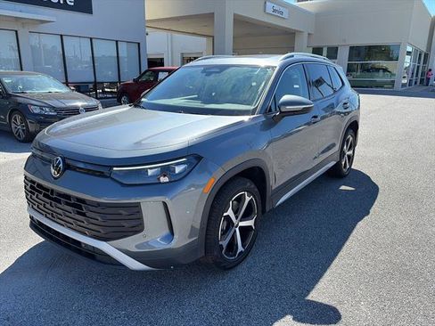 New 2025 Volkswagen Tiguan SE image 3