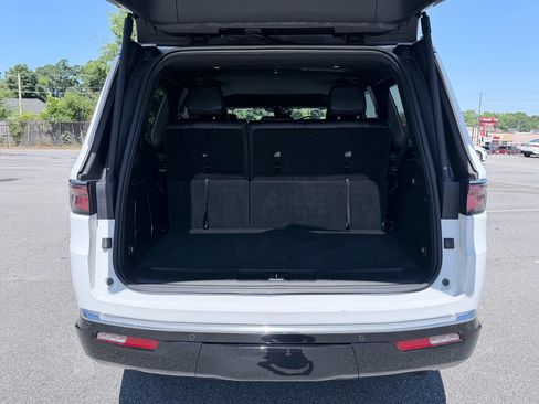 Used 2024 Jeep Wagoneer Series II w/ Flexible Seating Group RWD image 9