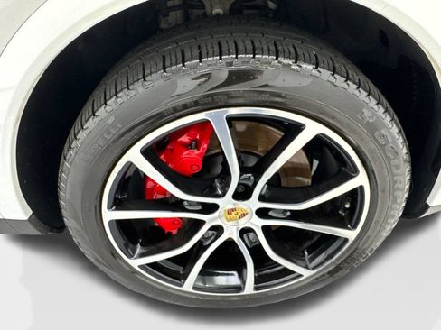 Used 2022 Porsche Cayenne w/ Premium Package AWD/4WD image 80