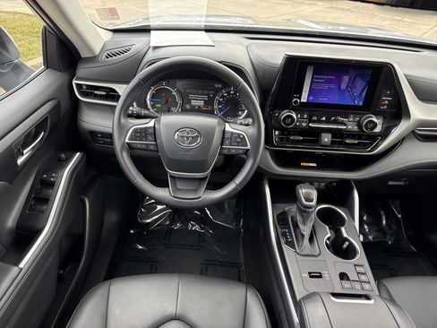 Used 2025 Toyota Highlander XLE image 18