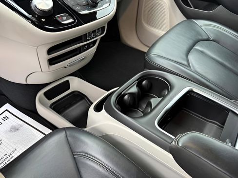 Used 2022 Chrysler Pacifica Touring-L FWD image 27