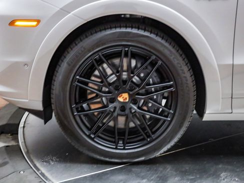 Used 2025 Porsche Cayenne E-Hybrid image 11