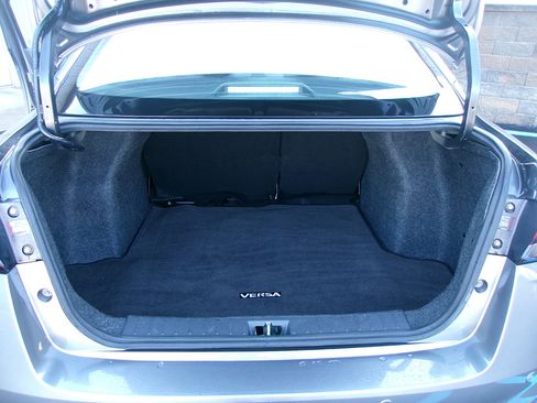 Used 2021 Nissan Versa SV image 13