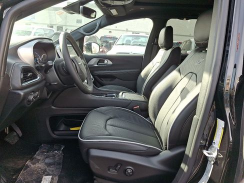 New 2026 Chrysler Pacifica Limited image 11