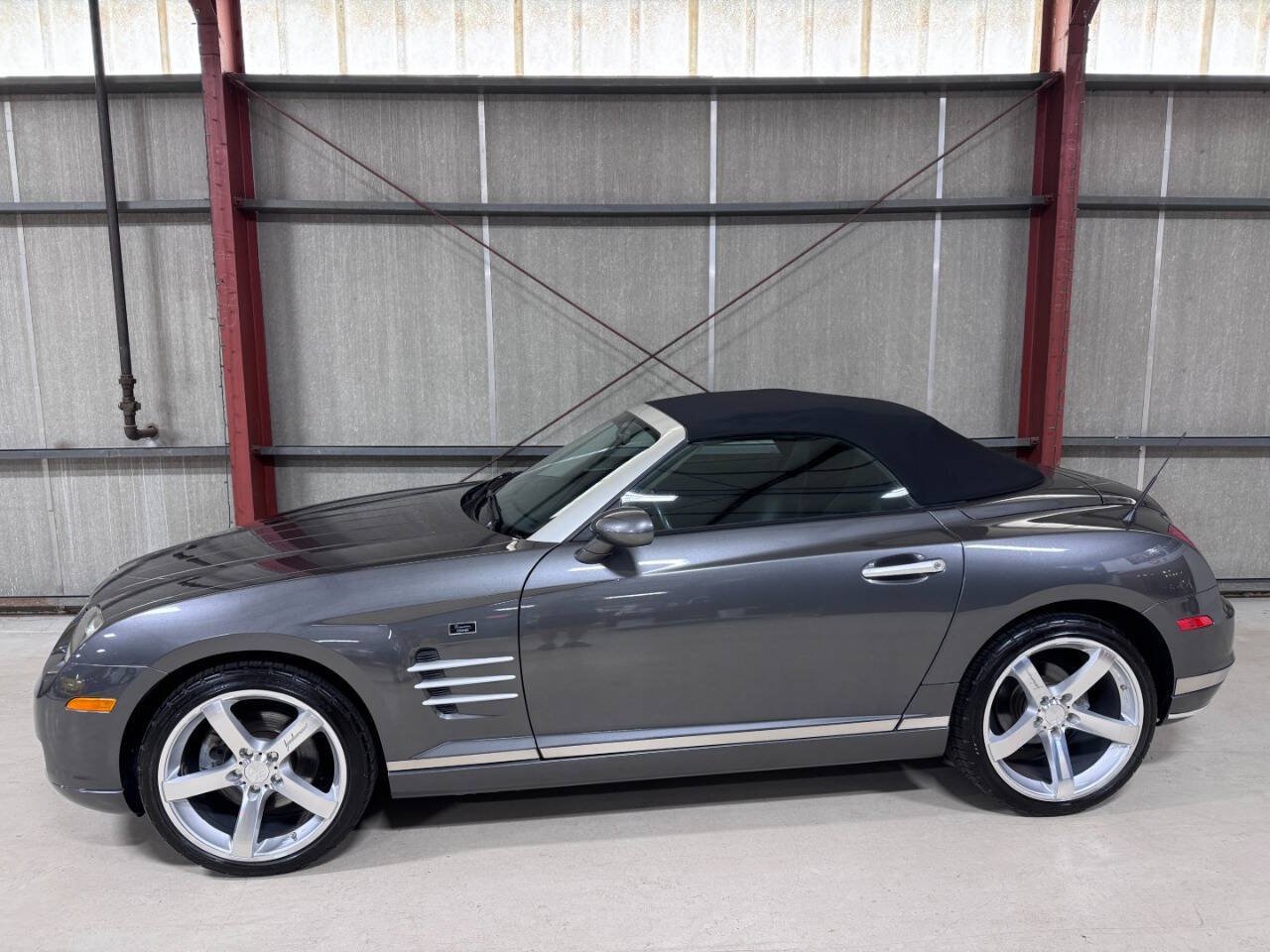 Used 2005 Chrysler Crossfire Limited RWD image 2