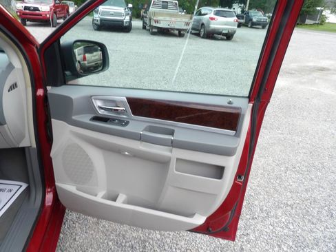 Used 2010 Chrysler Town & Country Touring w/ Entertainment Group #2 FWD image 10