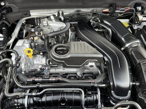 Used 2025 Volkswagen Taos SE image 27