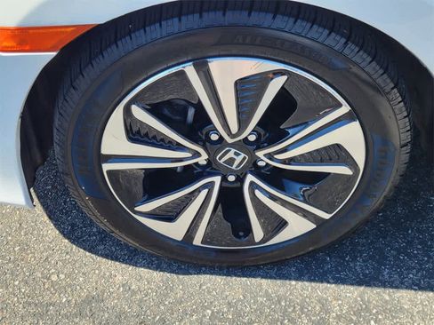 Used 2017 Honda Civic EX-T image 9