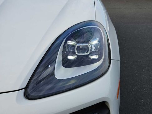 Used 2022 Porsche Cayenne Platinum Edition image 9