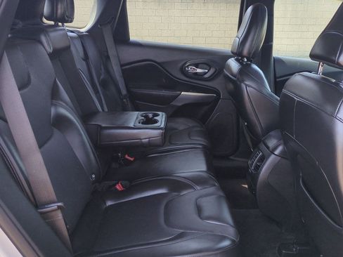 Used 2019 Jeep Cherokee Limited FWD image 24