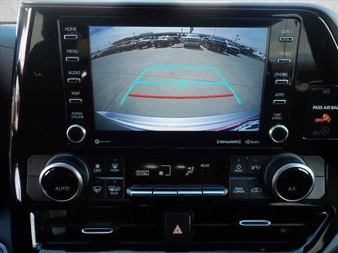 Used 2021 Toyota Highlander LE AWD/4WD image 18