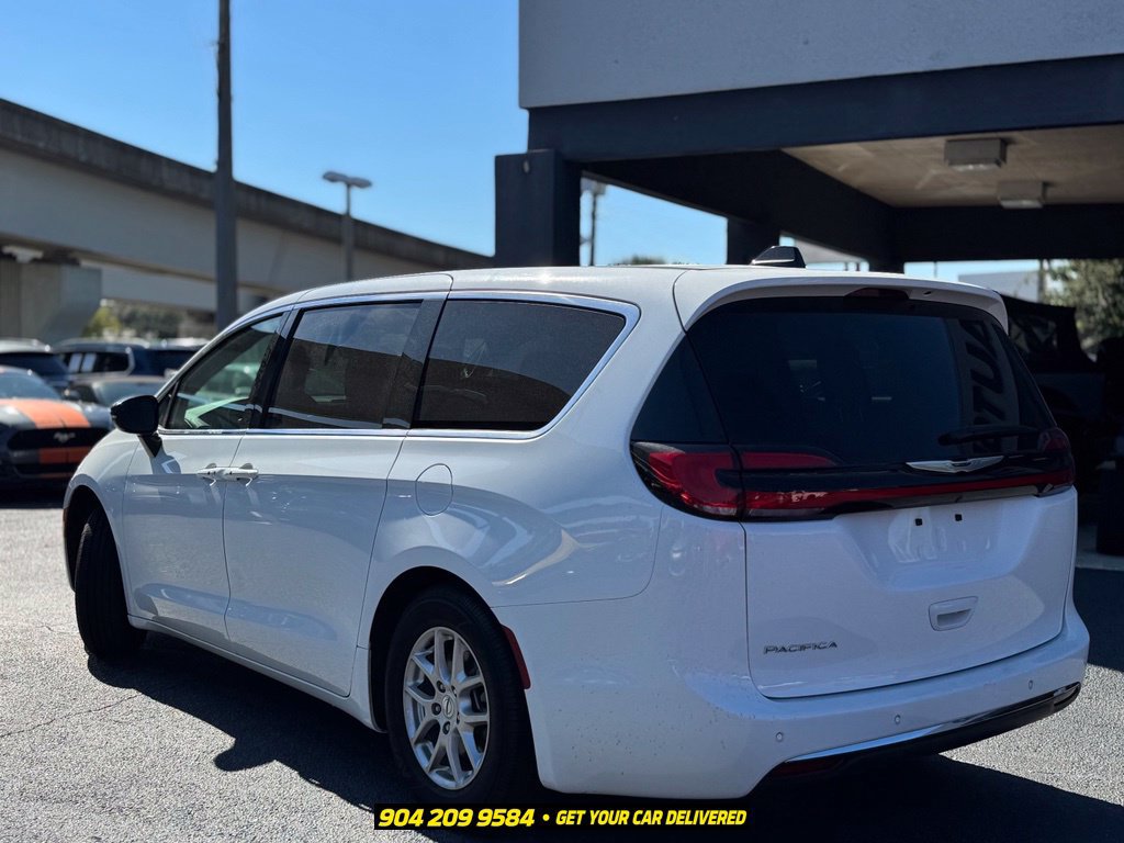 Used 2025 Chrysler Pacifica Select FWD image 4