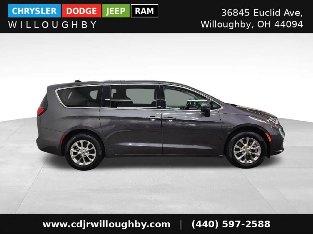 Used 2023 Chrysler Pacifica Touring-L AWD/4WD image 4