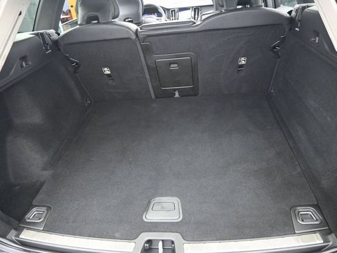 Used 2023 Volvo XC60 B5 Plus image 31