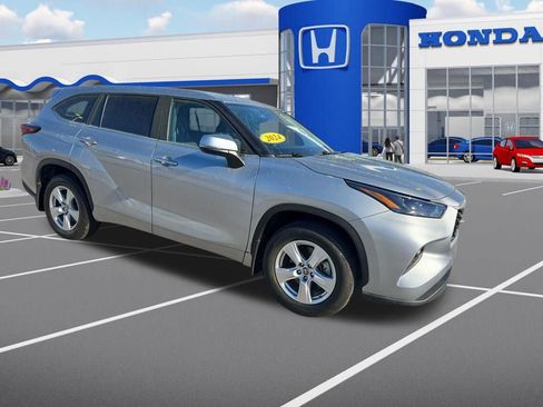 Used 2024 Toyota Highlander LE AWD/4WD image 2