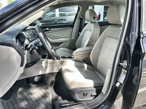 Used 2023 Volkswagen Jetta SE w/ Panoramic Sunroof Package FWD image 3