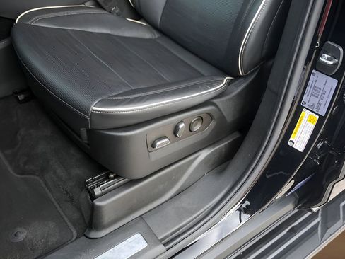 Certified 2022 Cadillac Escalade ESV Premium Luxury AWD/4WD image 8