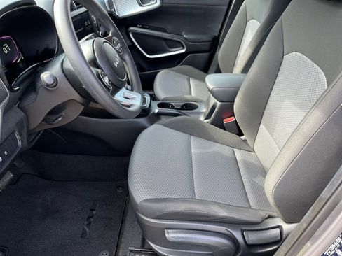 Used 2025 Kia Soul LX w/ LX Technology Package image 23
