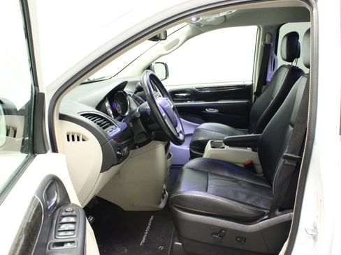 Used 2014 Chrysler Town & Country Touring image 19